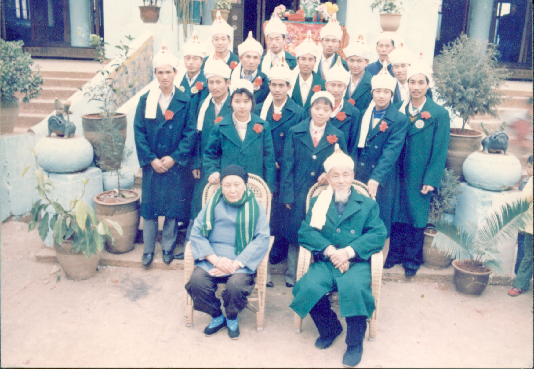 马新三学生穿衣.jpg