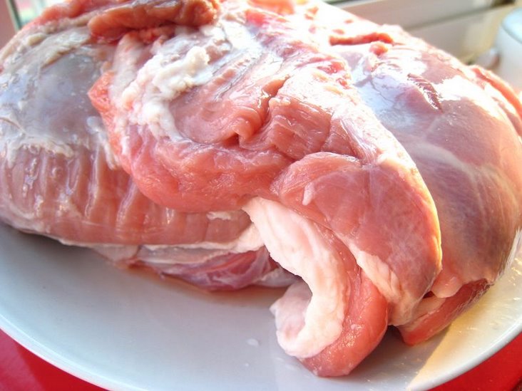 选取新鲜羊后腿.jpg