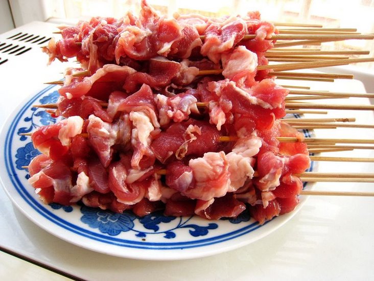 没有在肉串上刷油,先烤了几串没放辣椒的,烤好后再放辣椒,可是吃着感觉还是先放辣椒的好吃.jpg