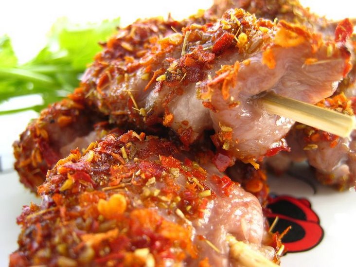 热腾腾的鲜嫩的羊肉透着一股诱人的香.jpg