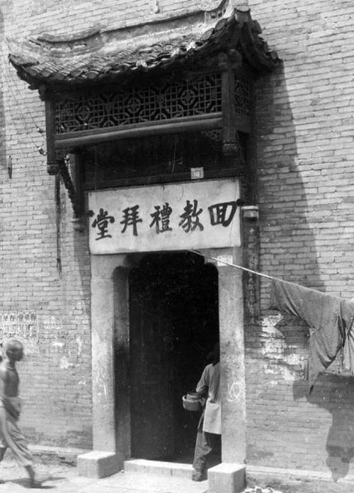 时光突现出陈旧，却难掩穆斯林历程的历史深厚凝结。