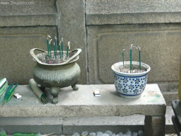远昔的宁静和庄重，见证圣门弟子的奋斗。