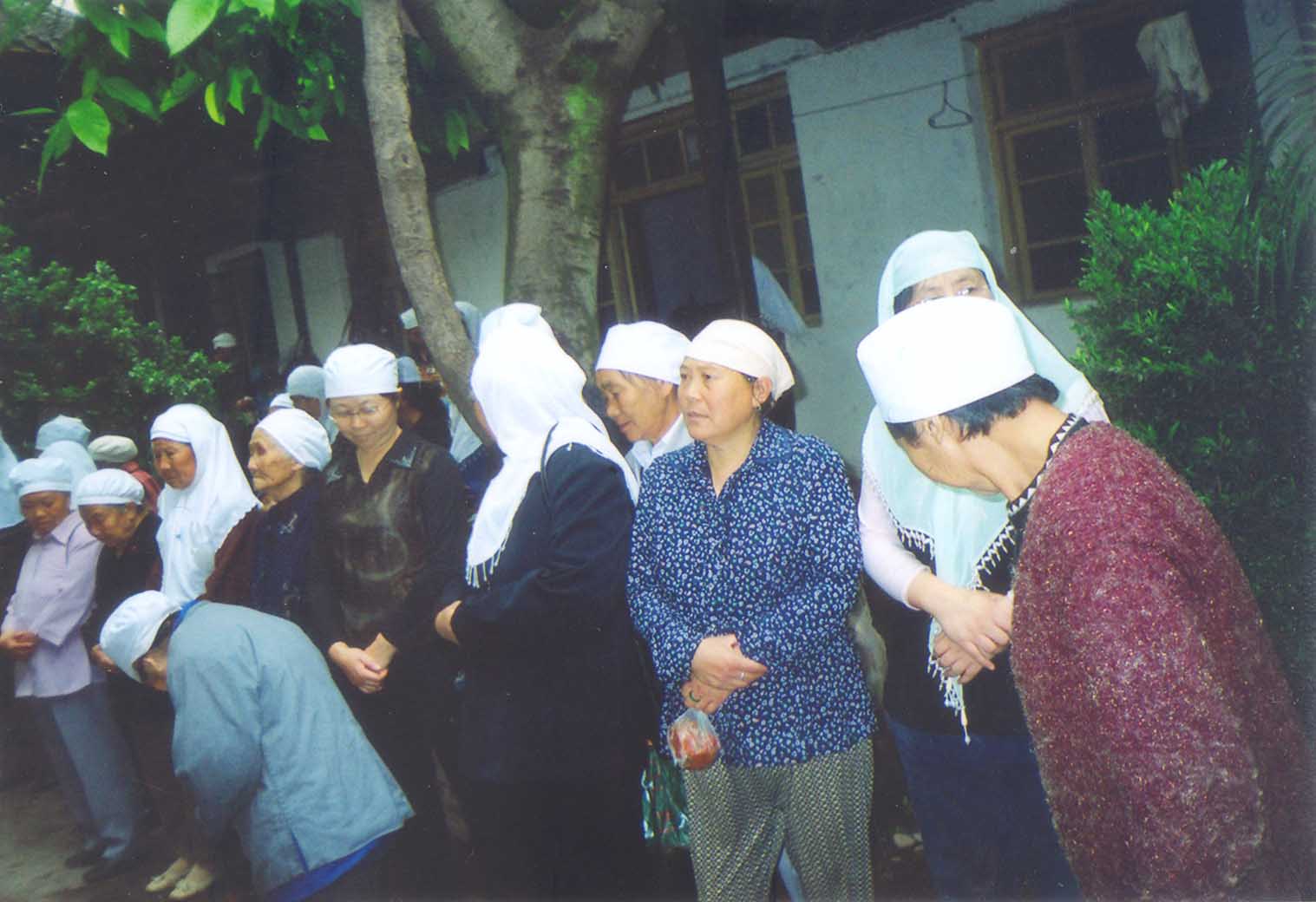参与尔麦里活动的妇女群众