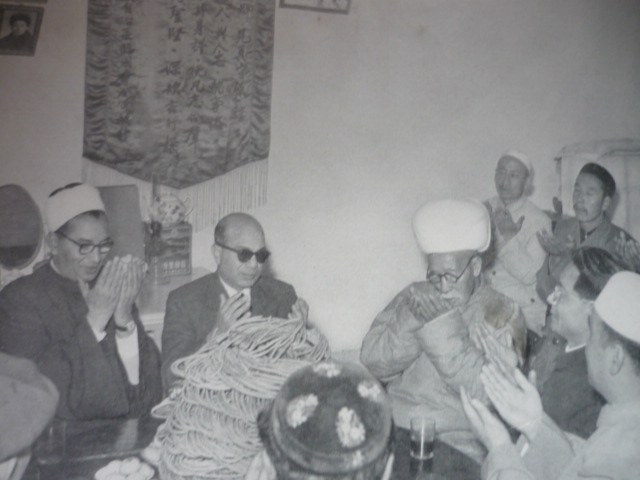 这是1955年5月25日，埃及宗教事务部部长巴库尔和埃及开罗大学教授卡麦尔访问乌鲁木齐市时与陕西大寺教长马良 ...