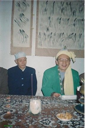 大姑父（马启仁）配随导师赞主赞圣后听讲瓦尔兹.jpg